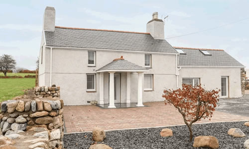 Tŷ’n Lon Y Fôr dog-friendly coastal holiday cottage in North Wales