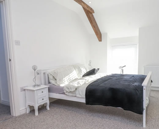Ground-floor king-size bedroom with en-suite at Ty'n Lon in Chwilog