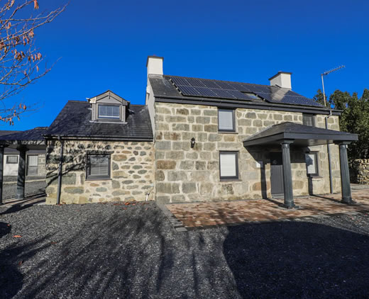 Ty'n Lon renovated stone farmhouse in the countryside near Chwilog
